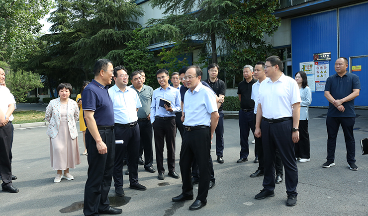 新鄉(xiāng)市市長魏建平蒞臨高服篩機調(diào)研指導(dǎo)